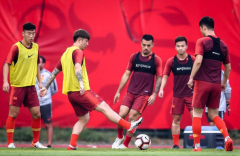 中超直播:国足面临选择题,李磊因伤待定外另有5人较危险